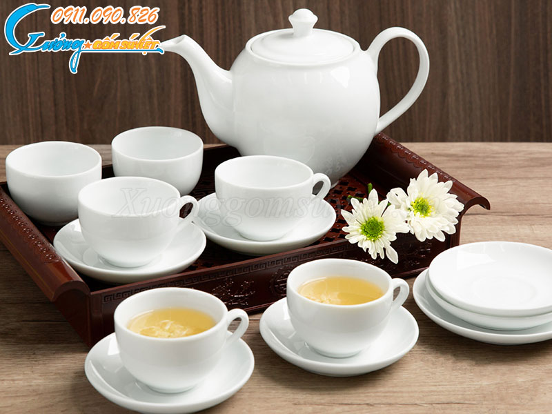 Bộ ấm trà Bát Tràng trắng được rất nhiều khách hàng yêu thích
