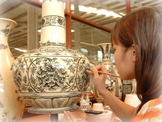 “Độc đáo” kỹ thuật trang trí trên sản phẩm gốm sứ Bát Tràng