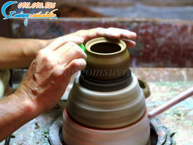 Sản phẩm gốm vuốt tay cầm nặng hơn, dày hơn các sản phẩm gốm công nghiệp 