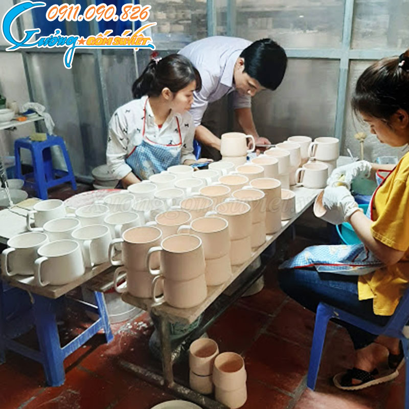 Các sản phẩm ly sứ trắng tại Xưởng Gốm Sứ Việt được sản xuất thủ công theo tiêu chuẩn nghiêm ngặt