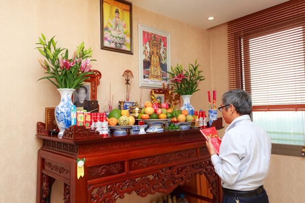 Ý nghĩa thiêng liêng của bàn thờ gia tiên trong gia đình người Việt | Xã  hội | Vietnam+ (VietnamPlus)