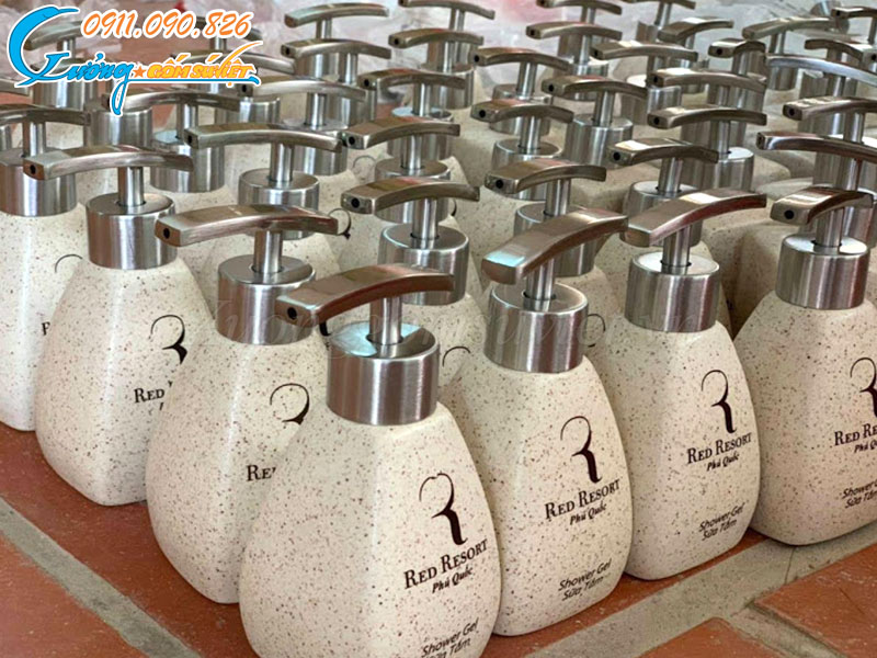 Bộ dụng cụ phòng tắm được sản xuất và in ấn tại Xưởng gốm Sứ Việt