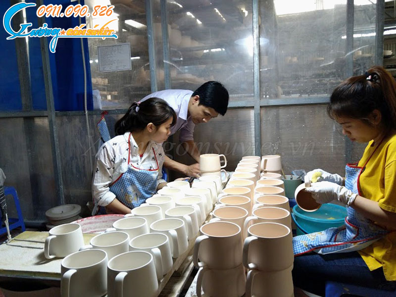 Các sản phẩm gốm sứ Bát Tràng được sản xuất theo quy trình khép kín với nhiều tiêu chuẩn khắt khe