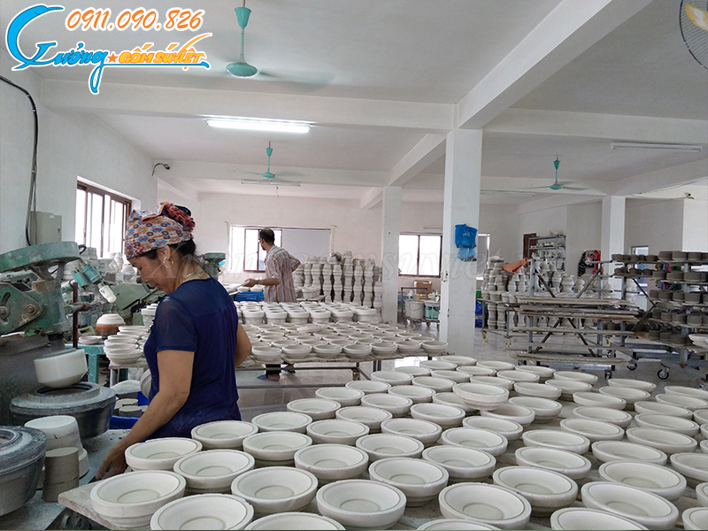 Quy trình sản xuất kết hợp giữa phương pháp thủ công và có sự hỗ trợ của các máy móc thiết bị hiện đại tại Xưởng Gốm Sứ Việt