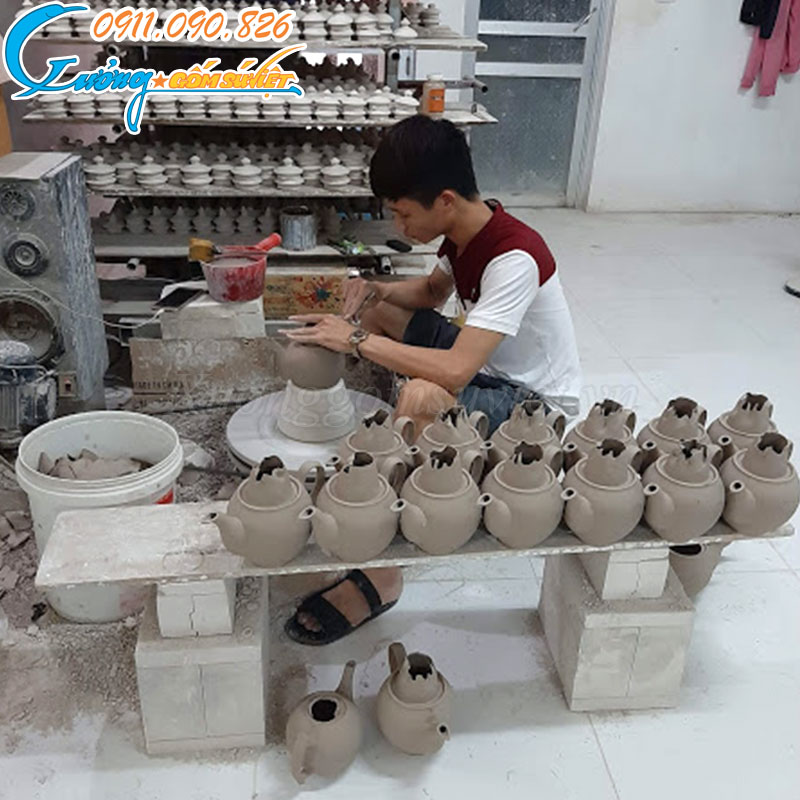 Phần lớn các công đoạn sản xuất đều dựa vào đôi bàn tay khéo léo tài tình của các thợ làm gốm