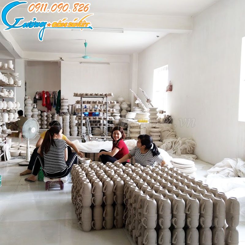 Các sản phẩm ly sứ trắng tại Xưởng Gốm Sứ Việt được sản xuất bằng chất liệu đất sét trắng tinh luyện 