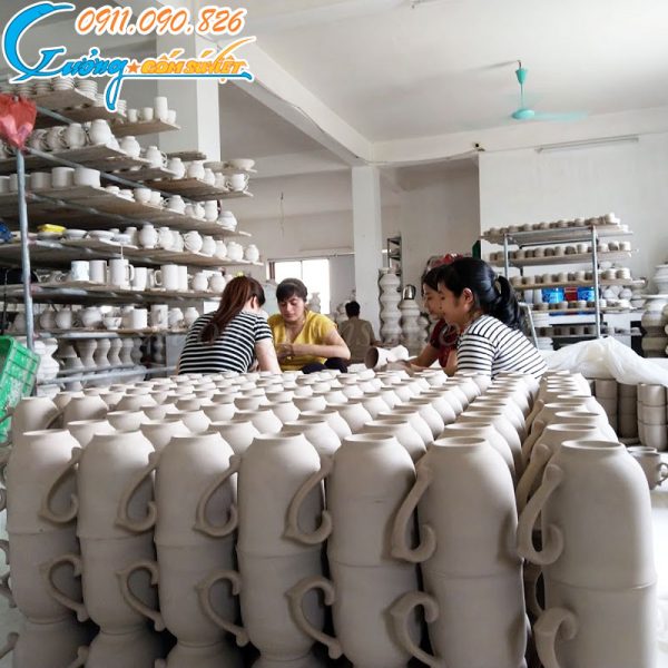 Các sản phẩm ly sứ trắng được sản xuất bằng chất liệu đất sét tinh luyện được lấy từ dòng sông Hồng