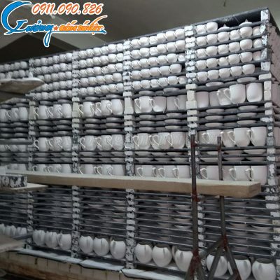 Các sản phẩm mộc chuẩn bị được chuyển vào lò nung tại Xưởng Gốm Sứ Việt