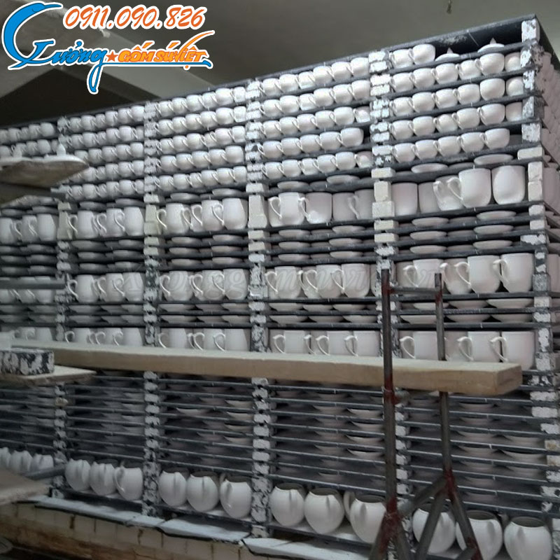 Các sản phẩm mộc chuẩn bị được chuyển vào lò nung tại Xưởng Gốm Sứ Việt