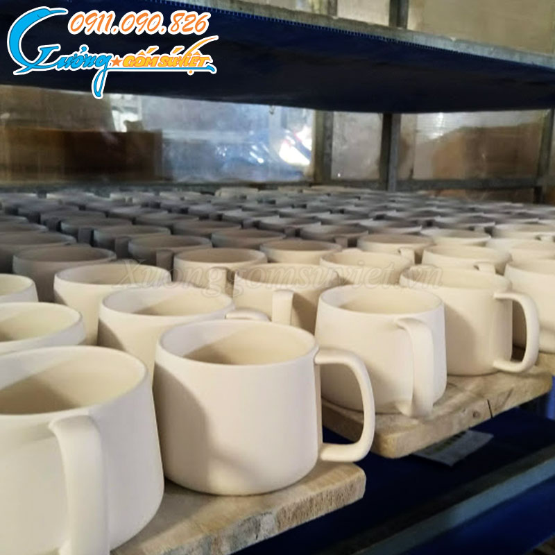 Xưởng Gốm Sứ Việt là đơn vị dẫn đầu trong việc sản xuất và cung cấp ly sứ làm quà tặng cho các doanh nghiệp 