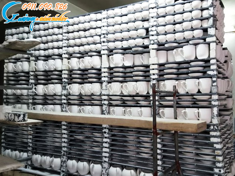 Sản phẩm ly sứ trắng chuẩn bị được chuyển vào lò in tại Xưởng Gốm Sứ Việt 