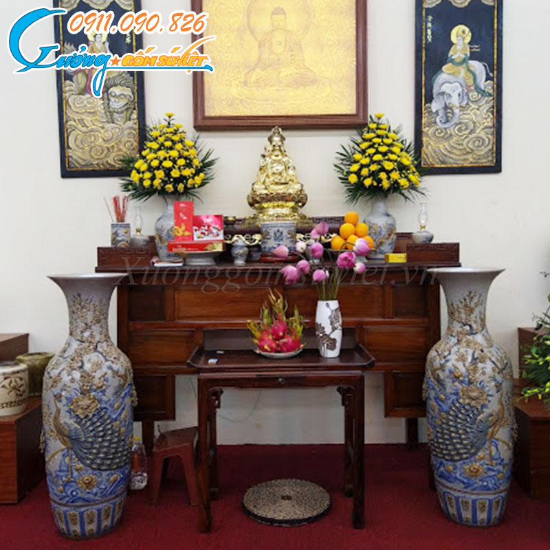 Lục bình được bày trí tại bàn thờ Phật tại Xưởng Gốm Sứ Việt