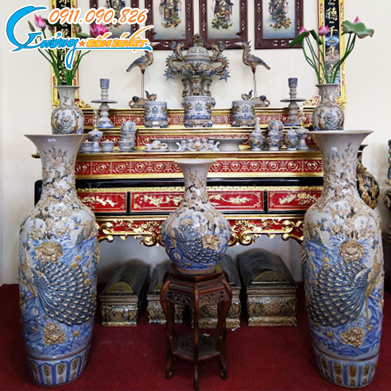 Bàn thờ gia tiên là bàn thờ chính và được đặt ở chính gian giữa của mỗi gia đình