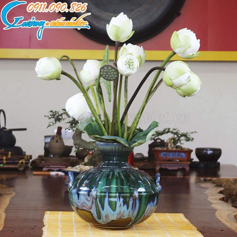 Nhiều bình hoa được thiết kế đáy tròn rộng, cổ nhỏ nhằm mang ý nghĩa thu hút tài lộc cho gia đình