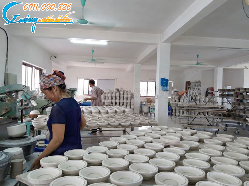 Công đoạn tạo hình sản phẩm tại Xưởng Gốm Sứ Việt