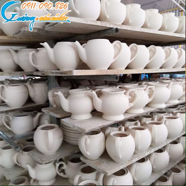 Sản phẩm tại xưởng đều được sản xuất bằng chất liệu và quy trình sản xuất của làng gốm Bát Tràng danh tiếng