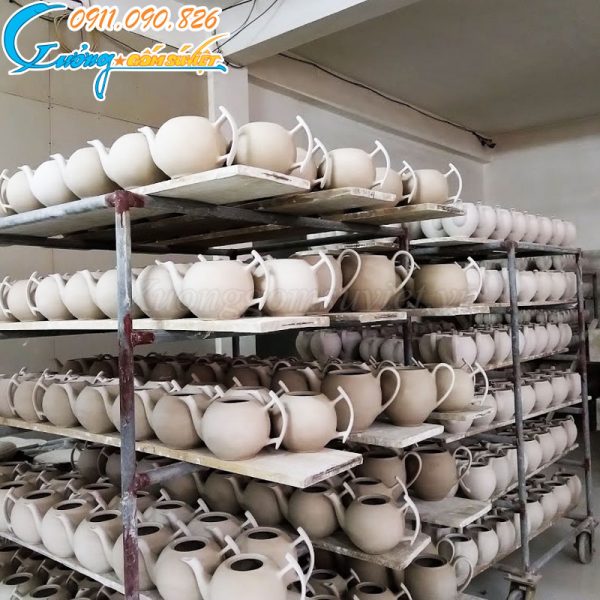 Các bộ ấm chén tại Xưởng đều được sản xuất bằng chất liệu xương gốm đặc trưng của làng gốm Bát Tràng