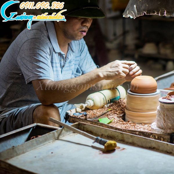 Sản phẩm ấm chén tại xưởng được sản xuất bằng chất liệu đất sét Bát Tràng, kết hợp với đôi bàn tay tài hoa của người nghệ nhân tạo thành