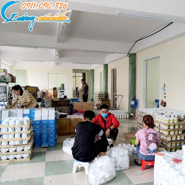Bên cạnh sản xuất thì Xưởng Gốm Sứ Việt cũng nhận in ấn sản phẩm ngay tại Xưởng