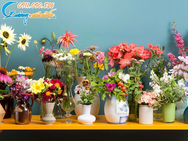 Những bình hoa đủ màu sắc giúp tô điểm thêm cho không gian gia đình rực rỡ trong những ngày Tết