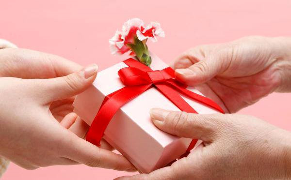 Gợi ý set quà tặng chăm sóc khách hàng hiệu quả cho doanh nghiệp bảo hiểm, ngân hàng