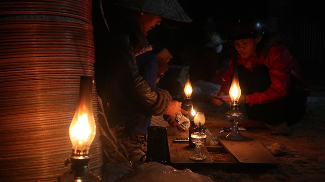 Đèn dầu và ý nghĩa trong văn hóa thờ cúng tâm linh của người Việt