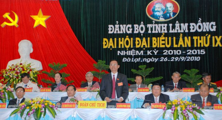 Ấm chén Bát Tràng in logo- giải pháp quà tặng đại hội cho tỉnh Lâm Đồng