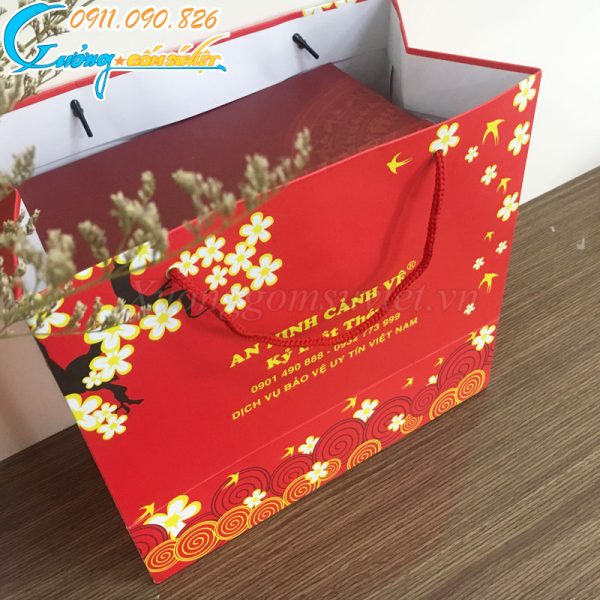 Vì sao bình hoa gốm sứ đang là xu hướng làm quà tặng Đại hội tại tỉnh Bình Phước?