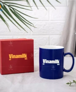 Cốc Sứ Khắc Logo Quà Tặng Kỷ Niệm Ngày Thành Lập Của VINAMILK
