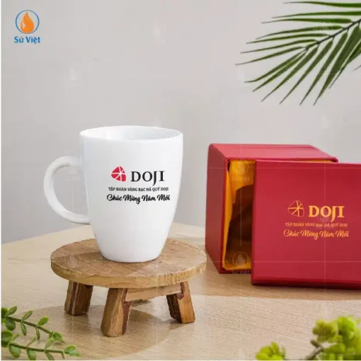Ly Sứ In Logo Quà Tặng Khuyến Mãi Dịp Cuối Năm Của DOJI