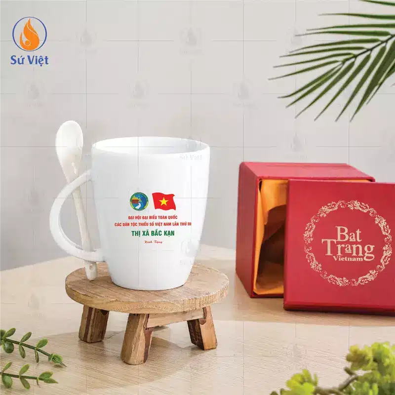 Ly sứ cốc sứ in chữ tặng Đại hội đại biểu dân tộc thiểu số