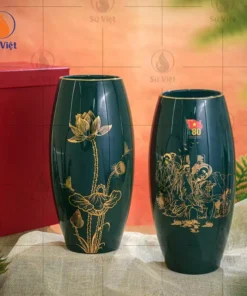 Bình hoa in chữ vẽ vàng kỷ niệm ngày Thành Lập Quân Đội Nhân Dân