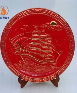 Đĩa sứ trang trí Bát Tràng màu đỏ in họa tiết Thuận Buồm Xuôi Gió vẽ vàng
