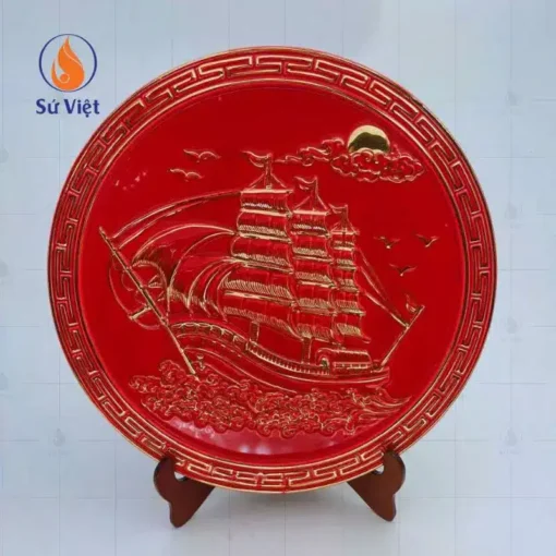 Đĩa sứ trang trí Bát Tràng màu đỏ in họa tiết Thuận Buồm Xuôi Gió vẽ vàng
