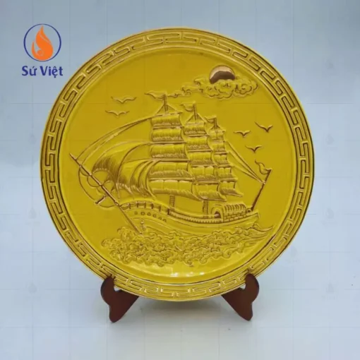 Đĩa sứ trang trí màu vàng họa tiết Thuận Buồm Xuôi Gió Bát Tràng