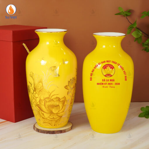 Bình gốm men vàng vẽ hoa sen in logo Mặt trận Tổ quốc Việt Nam