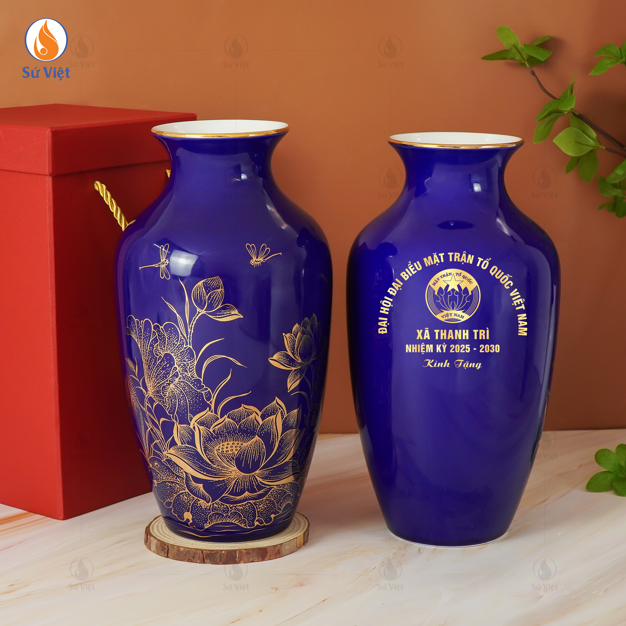 Bình gốm hoa sen vẽ vàng kim in logo Mặt trận Tổ quốc Việt Nam