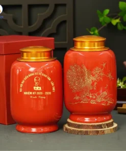 Hũ trà gốm men đỏ họa tiết công uyên ương in logo Đại hội Đảng bộ