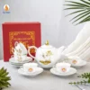 Bộ Ấm Trà Sen Vàng Quà Kỷ Niệm 30 Năm Hội Khuyến Học Bộ Ấm Trà Sen Vàng Kỷ Niệm 30 Năm Thành Lập Hội Khuyến Học là món quà mang đậm dấu ấn văn hóa Việt, được lựa chọn để tôn vinh chặng đường ba thập kỷ bền bỉ vun đắp sự nghiệp khuyến học, khuyến tài. Không chỉ là vật phẩm sử dụng trong đời sống thường nhật, bộ ấm trà còn là biểu tượng của sự gắn kết, của tinh thần hiếu học được gìn giữ và lan tỏa qua nhiều thế hệ. Vẻ đẹp thanh cao từ biểu tượng hoa sen vàng Điểm nhấn nổi bật của sản phẩm nằm ở họa tiết hoa sen vàng được thể hiện tinh tế trên nền men sáng trang nhã. Trong văn hóa Việt Nam, hoa sen là biểu tượng của sự thanh khiết, nghị lực và phẩm chất cao đẹp. Sen vươn lên từ bùn đất nhưng vẫn giữ được vẻ đẹp thuần khiết, cũng giống như hành trình học tập và rèn luyện của mỗi con người để chạm tới những giá trị tốt đẹp hơn. Màu vàng được sử dụng trên họa tiết không chỉ tạo nên vẻ đẹp sang trọng mà còn tượng trưng cho thành tựu, sự thịnh vượng và những kết quả tốt đẹp mà sự nghiệp giáo dục mang lại. Sự kết hợp giữa hoa sen và sắc vàng đã tạo nên một tổng thể hài hòa, vừa gần gũi với bản sắc dân tộc, vừa thể hiện ý nghĩa tôn vinh đặc biệt dành cho dịp kỷ niệm 30 năm thành lập Hội Khuyến học. Chế tác tinh xảo từ bàn tay nghệ nhân Mỗi bộ ấm trà là thành quả của quá trình chế tác công phu, trải qua nhiều công đoạn từ tạo hình, xử lý men, trang trí cho đến nung đốt ở nhiệt độ cao. Từng đường nét hoa văn được chăm chút tỉ mỉ nhằm đảm bảo tính thẩm mỹ và độ bền lâu dài cho sản phẩm. Chất liệu gốm sứ cao cấp giúp bộ ấm trà có khả năng giữ nhiệt tốt, bề mặt sáng đẹp và dễ dàng vệ sinh trong quá trình sử dụng. Đây không chỉ là món quà lưu niệm mà còn là vật phẩm có giá trị sử dụng thực tế, hiện diện trong những buổi gặp gỡ, tiếp khách và sum họp gia đình. Dấu ấn riêng cho sự kiện kỷ niệm 30 năm Bộ Ấm Trà Sen Vàng có thể được thiết kế riêng với logo, tên đơn vị, thông điệp tri ân hoặc dấu mốc “Kỷ niệm 30 năm thành lập Hội Khuyến học”. Điều này giúp sản phẩm trở thành vật phẩm lưu niệm mang tính độc bản, ghi dấu một cột mốc quan trọng trong lịch sử phát triển của tổ chức. Không đơn thuần là một món quà trao tay trong ngày lễ kỷ niệm, sản phẩm còn là kỷ vật lưu giữ ký ức, giúp người nhận luôn nhớ về sự kiện ý nghĩa và những giá trị tốt đẹp mà Hội Khuyến học đã tạo dựng. Quà tặng tri ân trang trọng và ý nghĩa Với thiết kế tinh tế, giá trị sử dụng cao cùng thông điệp nhân văn sâu sắc, Bộ Ấm Trà Sen Vàng là lựa chọn phù hợp để trao tặng lãnh đạo, nguyên lãnh đạo, hội viên tiêu biểu, nhà giáo, nhà tài trợ và các cá nhân có nhiều đóng góp cho hoạt động khuyến học. Món quà không chỉ thể hiện sự trân trọng và lòng biết ơn mà còn thay lời chúc về sức khỏe, bình an, hạnh phúc và tiếp tục đồng hành cùng sự nghiệp trồng người trong tương lai. Bộ Ấm Trà Sen Vàng Quà Kỷ Niệm 30 Năm Hội Khuyến Học là sự kết tinh giữa vẻ đẹp văn hóa truyền thống, nghệ thuật gốm sứ tinh hoa và giá trị tri ân sâu sắc. Trong dấu mốc ba mươi năm đầy tự hào, món quà không chỉ ghi dấu một chặng đường đã qua mà còn gửi gắm niềm tin vào hành trình tiếp tục lan tỏa tri thức, nuôi dưỡng nhân tài và xây dựng một xã hội học tập bền vững cho các thế hệ mai sau.