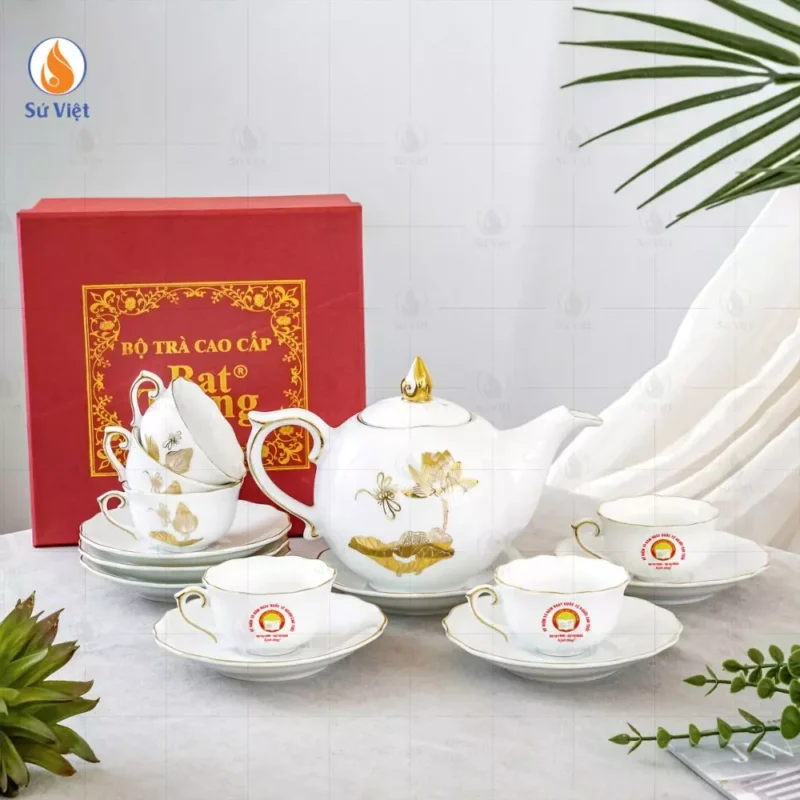 Bộ Ấm Trà Sen Vàng Quà Kỷ Niệm 30 Năm Hội Khuyến Học Bộ Ấm Trà Sen Vàng Kỷ Niệm 30 Năm Thành Lập Hội Khuyến Học là món quà mang đậm dấu ấn văn hóa Việt, được lựa chọn để tôn vinh chặng đường ba thập kỷ bền bỉ vun đắp sự nghiệp khuyến học, khuyến tài. Không chỉ là vật phẩm sử dụng trong đời sống thường nhật, bộ ấm trà còn là biểu tượng của sự gắn kết, của tinh thần hiếu học được gìn giữ và lan tỏa qua nhiều thế hệ. Vẻ đẹp thanh cao từ biểu tượng hoa sen vàng Điểm nhấn nổi bật của sản phẩm nằm ở họa tiết hoa sen vàng được thể hiện tinh tế trên nền men sáng trang nhã. Trong văn hóa Việt Nam, hoa sen là biểu tượng của sự thanh khiết, nghị lực và phẩm chất cao đẹp. Sen vươn lên từ bùn đất nhưng vẫn giữ được vẻ đẹp thuần khiết, cũng giống như hành trình học tập và rèn luyện của mỗi con người để chạm tới những giá trị tốt đẹp hơn. Màu vàng được sử dụng trên họa tiết không chỉ tạo nên vẻ đẹp sang trọng mà còn tượng trưng cho thành tựu, sự thịnh vượng và những kết quả tốt đẹp mà sự nghiệp giáo dục mang lại. Sự kết hợp giữa hoa sen và sắc vàng đã tạo nên một tổng thể hài hòa, vừa gần gũi với bản sắc dân tộc, vừa thể hiện ý nghĩa tôn vinh đặc biệt dành cho dịp kỷ niệm 30 năm thành lập Hội Khuyến học. Chế tác tinh xảo từ bàn tay nghệ nhân Mỗi bộ ấm trà là thành quả của quá trình chế tác công phu, trải qua nhiều công đoạn từ tạo hình, xử lý men, trang trí cho đến nung đốt ở nhiệt độ cao. Từng đường nét hoa văn được chăm chút tỉ mỉ nhằm đảm bảo tính thẩm mỹ và độ bền lâu dài cho sản phẩm. Chất liệu gốm sứ cao cấp giúp bộ ấm trà có khả năng giữ nhiệt tốt, bề mặt sáng đẹp và dễ dàng vệ sinh trong quá trình sử dụng. Đây không chỉ là món quà lưu niệm mà còn là vật phẩm có giá trị sử dụng thực tế, hiện diện trong những buổi gặp gỡ, tiếp khách và sum họp gia đình. Dấu ấn riêng cho sự kiện kỷ niệm 30 năm Bộ Ấm Trà Sen Vàng có thể được thiết kế riêng với logo, tên đơn vị, thông điệp tri ân hoặc dấu mốc “Kỷ niệm 30 năm thành lập Hội Khuyến học”. Điều này giúp sản phẩm trở thành vật phẩm lưu niệm mang tính độc bản, ghi dấu một cột mốc quan trọng trong lịch sử phát triển của tổ chức. Không đơn thuần là một món quà trao tay trong ngày lễ kỷ niệm, sản phẩm còn là kỷ vật lưu giữ ký ức, giúp người nhận luôn nhớ về sự kiện ý nghĩa và những giá trị tốt đẹp mà Hội Khuyến học đã tạo dựng. Quà tặng tri ân trang trọng và ý nghĩa Với thiết kế tinh tế, giá trị sử dụng cao cùng thông điệp nhân văn sâu sắc, Bộ Ấm Trà Sen Vàng là lựa chọn phù hợp để trao tặng lãnh đạo, nguyên lãnh đạo, hội viên tiêu biểu, nhà giáo, nhà tài trợ và các cá nhân có nhiều đóng góp cho hoạt động khuyến học. Món quà không chỉ thể hiện sự trân trọng và lòng biết ơn mà còn thay lời chúc về sức khỏe, bình an, hạnh phúc và tiếp tục đồng hành cùng sự nghiệp trồng người trong tương lai. Bộ Ấm Trà Sen Vàng Quà Kỷ Niệm 30 Năm Hội Khuyến Học là sự kết tinh giữa vẻ đẹp văn hóa truyền thống, nghệ thuật gốm sứ tinh hoa và giá trị tri ân sâu sắc. Trong dấu mốc ba mươi năm đầy tự hào, món quà không chỉ ghi dấu một chặng đường đã qua mà còn gửi gắm niềm tin vào hành trình tiếp tục lan tỏa tri thức, nuôi dưỡng nhân tài và xây dựng một xã hội học tập bền vững cho các thế hệ mai sau.
