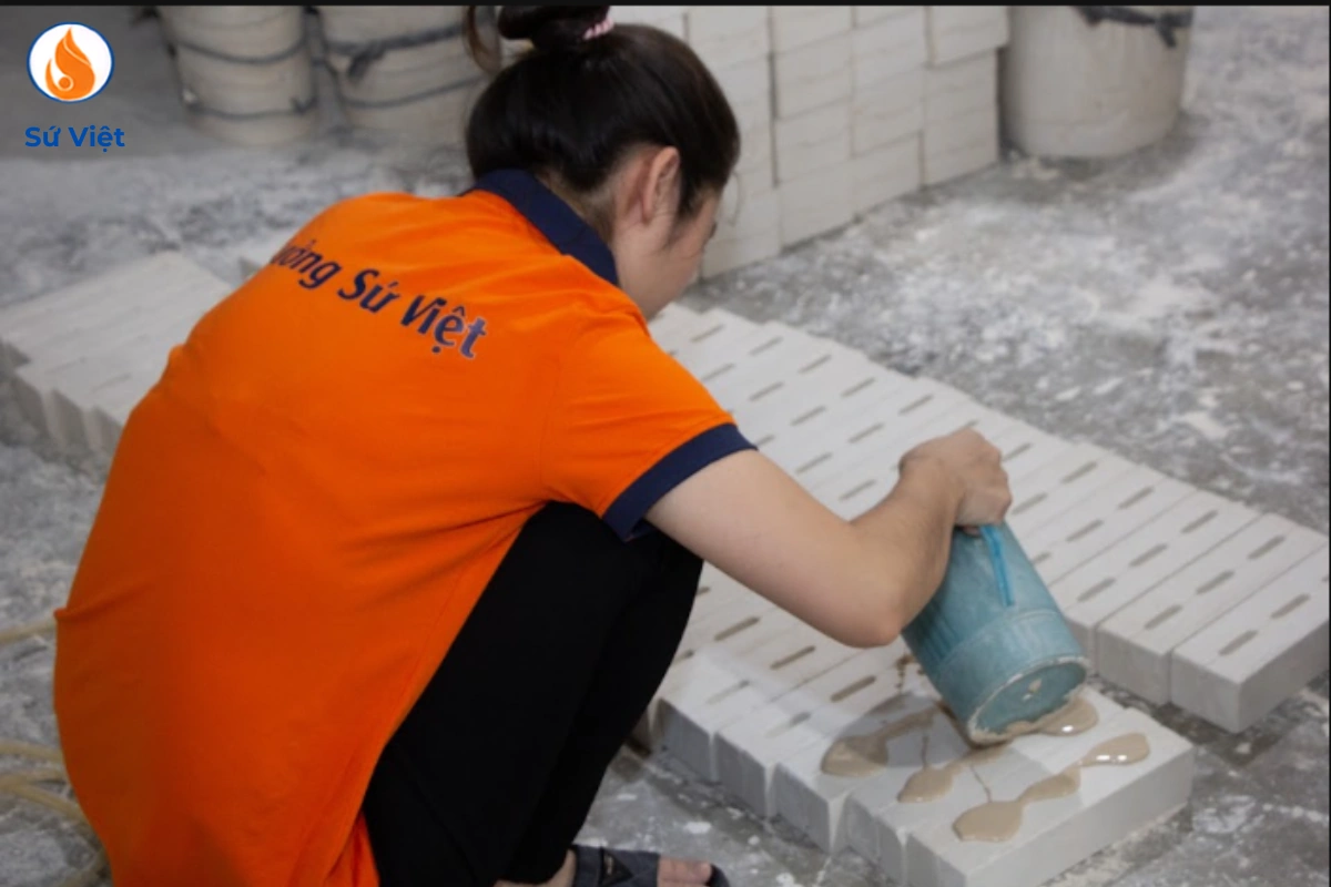 Rót hồ gốm vào khuôn tạo hình